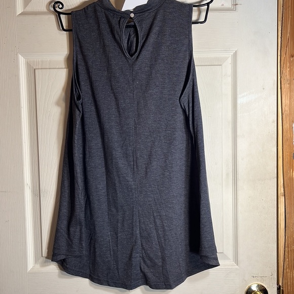 LOVEU. DEAR top no sleeves , one button in back - Picture 5 of 5